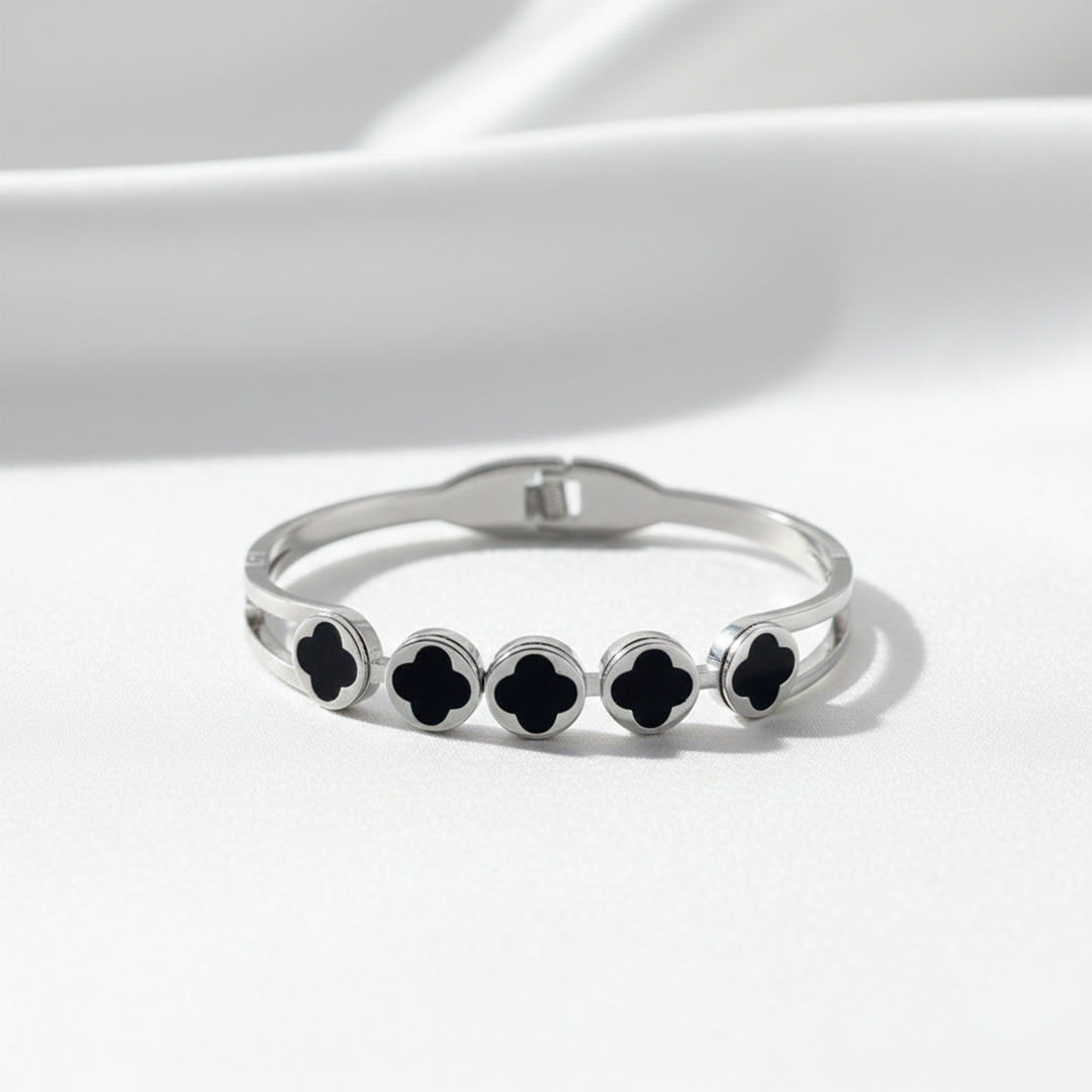 Linked Cleef Bracelate