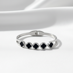 Linked Cleef Bracelate